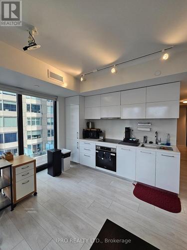 712 - 188 Cumberland Street, Toronto, ON - Indoor Photo Showing Kitchen