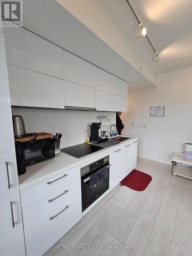 712 - 188 Cumberland Street, Toronto, ON - Indoor Photo Showing Kitchen