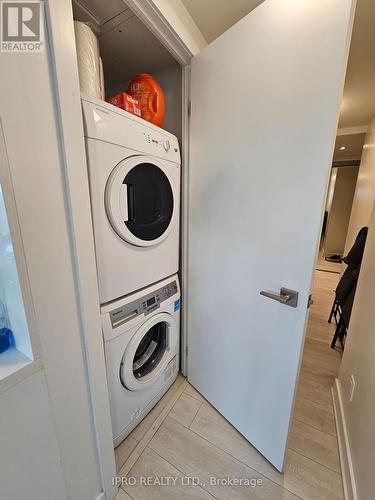 712 - 188 Cumberland Street, Toronto, ON - Indoor Photo Showing Laundry Room