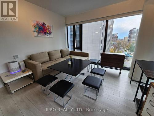 712 - 188 Cumberland Street, Toronto, ON - Indoor Photo Showing Living Room