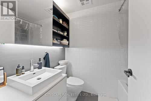 705 - 51 Trolley Crescent, Toronto, ON - Indoor Photo Showing Bathroom