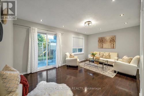 1 Barwick Court E, Whitby, ON - Indoor Photo Showing Living Room