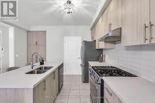 1058 Thompson Drive, Oshawa, ON - Indoor Photo Showing Kitchen With Double Sink With Upgraded Kitchen