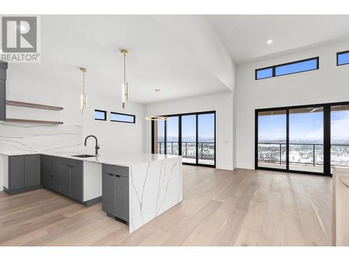 1042 Emslie Street, Kelowna, BC - Indoor Photo Showing Kitchen