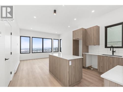 1042 Emslie Street, Kelowna, BC - Indoor Photo Showing Kitchen