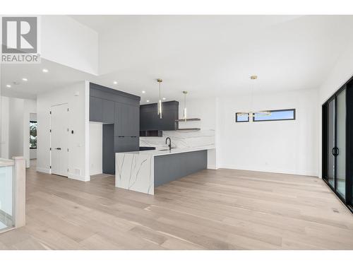 1042 Emslie Street, Kelowna, BC - Indoor Photo Showing Kitchen