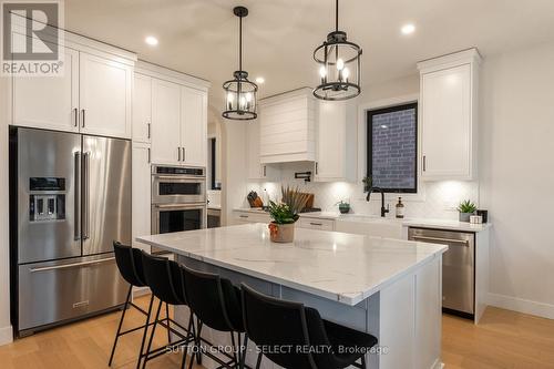 3861 Petalpath Way, London, ON - Indoor Photo Showing Kitchen With Upgraded Kitchen