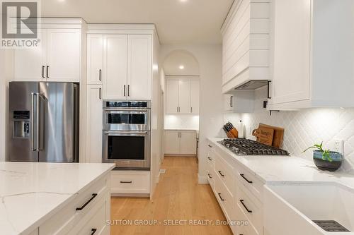 3861 Petalpath Way, London, ON - Indoor Photo Showing Kitchen With Upgraded Kitchen