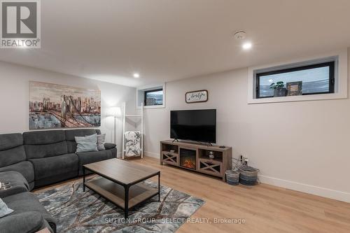 3861 Petalpath Way, London, ON - Indoor Photo Showing Living Room