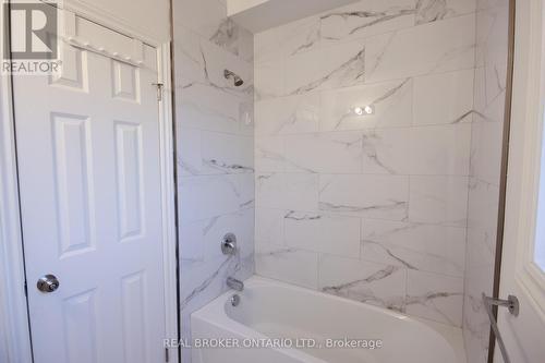 1B - 164 Heiman Street, Kitchener, ON - Indoor Photo Showing Bathroom