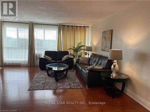 901 - 358 Waterloo Avenue, Guelph, ON - Indoor Photo Showing Living Room