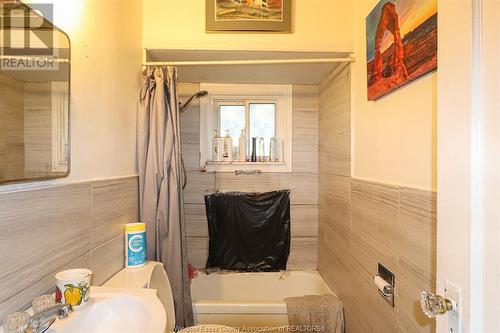 1129 Drouillard, Windsor, ON - Indoor Photo Showing Bathroom