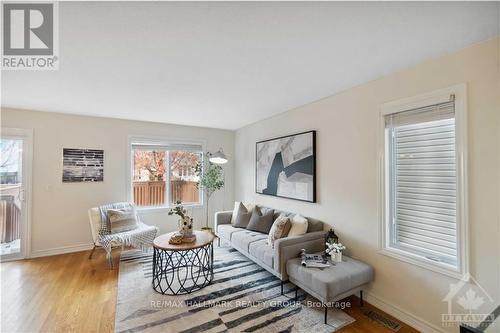 323 Glenbrae Avenue, Ottawa, ON - Indoor Photo Showing Living Room