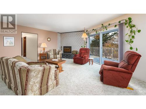 205 5Th Avenue N, Creston, BC - Indoor Photo Showing Living Room