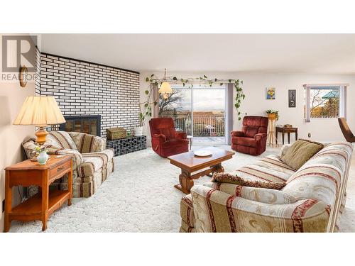 205 5Th Avenue N, Creston, BC - Indoor Photo Showing Living Room