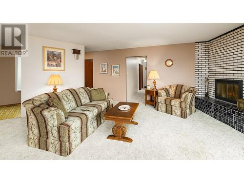 205 5Th Avenue N, Creston, BC - Indoor Photo Showing Living Room With Fireplace