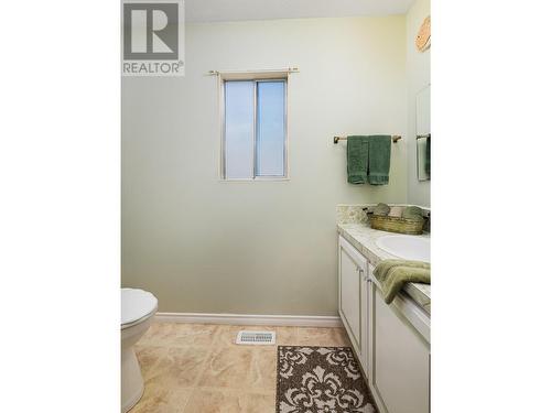 205 5Th Avenue N, Creston, BC - Indoor Photo Showing Bathroom