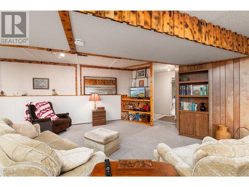 205 5Th Avenue N, Creston, BC - Indoor Photo Showing Living Room