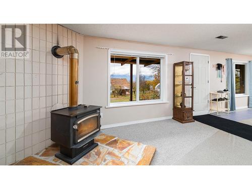 205 5Th Avenue N, Creston, BC - Indoor With Fireplace