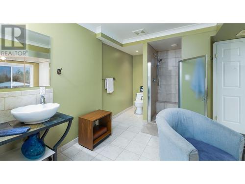 205 5Th Avenue N, Creston, BC - Indoor Photo Showing Bathroom