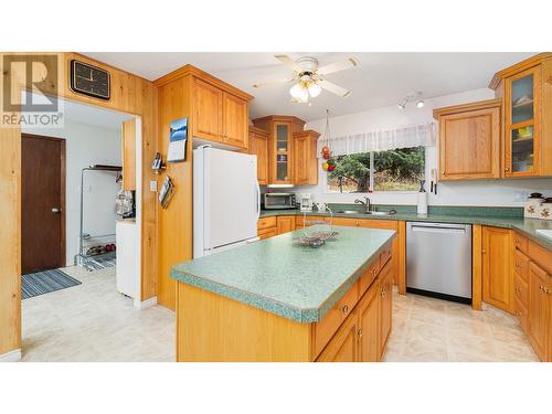 205 5Th Avenue N, Creston, BC - Indoor Photo Showing Kitchen With Double Sink