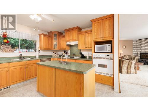 205 5Th Avenue N, Creston, BC - Indoor Photo Showing Kitchen With Double Sink