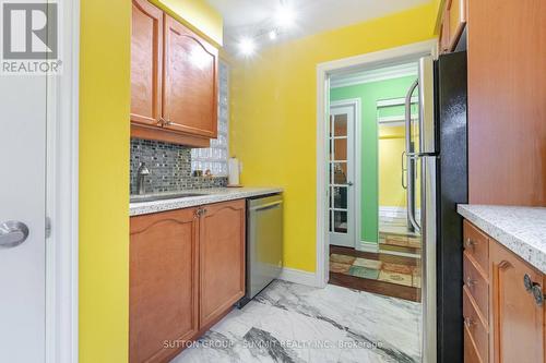 409 - 3880 Duke Of York Boulevard, Mississauga, ON - Indoor Photo Showing Kitchen