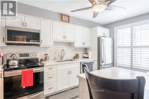 1523 Westminster Place, Burlington, ON - Indoor Photo Showing Kitchen With Upgraded Kitchen