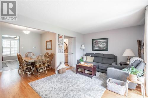 1523 Westminster Place, Burlington, ON - Indoor Photo Showing Living Room