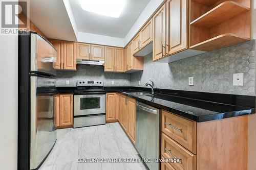 704 - 263 Wellington Street W, Toronto, ON - Indoor Photo Showing Kitchen