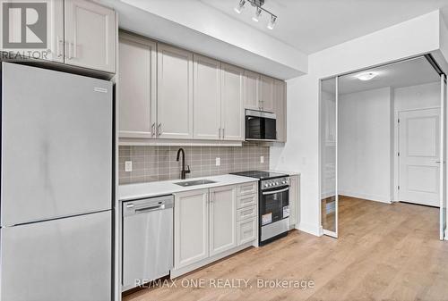 417 - 2343 Khalsa Gate, Oakville, ON - Indoor Photo Showing Kitchen