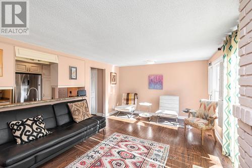 2 - 2052 Brant Street, Burlington, ON - Indoor Photo Showing Living Room