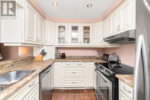 2 - 2052 Brant Street, Burlington, ON - Indoor Photo Showing Kitchen