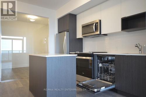 1601 - 202 Burnhamthorpe Road E, Mississauga, ON - Indoor Photo Showing Kitchen