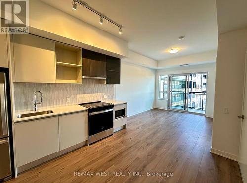 702 - 395 Dundas Street W, Oakville, ON - Indoor Photo Showing Kitchen