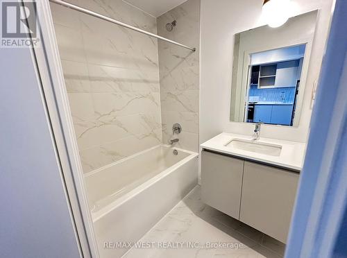 702 - 395 Dundas Street W, Oakville, ON - Indoor Photo Showing Bathroom