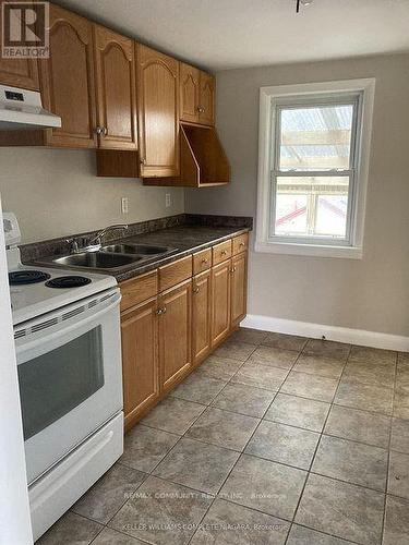 6023 Montrose Road, Niagara Falls, ON - Indoor Photo Showing Kitchen With Double Sink