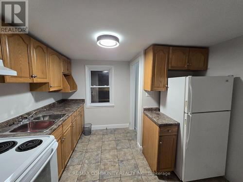 6023 Montrose Road, Niagara Falls, ON - Indoor Photo Showing Kitchen With Double Sink