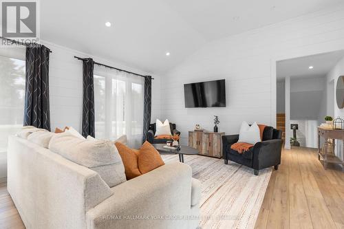 126 Pinecrest Road, Georgina, ON - Indoor Photo Showing Living Room