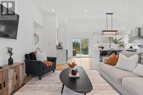 126 Pinecrest Road, Georgina, ON - Indoor Photo Showing Living Room