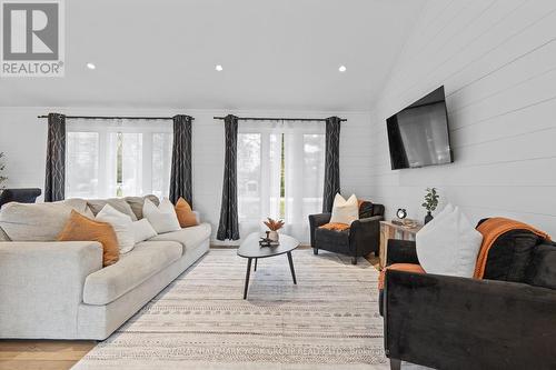 126 Pinecrest Road, Georgina, ON - Indoor Photo Showing Living Room