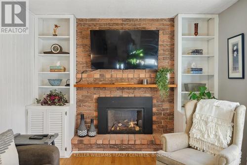 370 Erin Trail, Newmarket, ON - Indoor Photo Showing Living Room With Fireplace