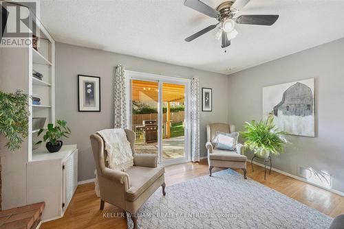 370 Erin Trail, Newmarket, ON - Indoor Photo Showing Living Room