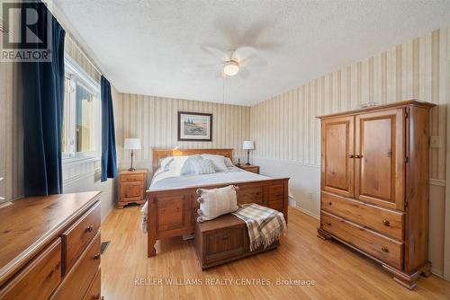 370 Erin Trail, Newmarket, ON - Indoor Photo Showing Bedroom