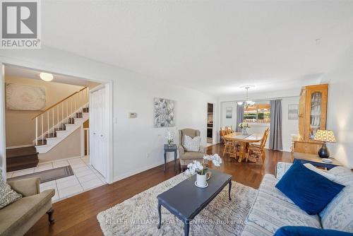 370 Erin Trail, Newmarket, ON - Indoor Photo Showing Living Room