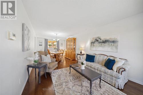 370 Erin Trail, Newmarket, ON - Indoor Photo Showing Living Room