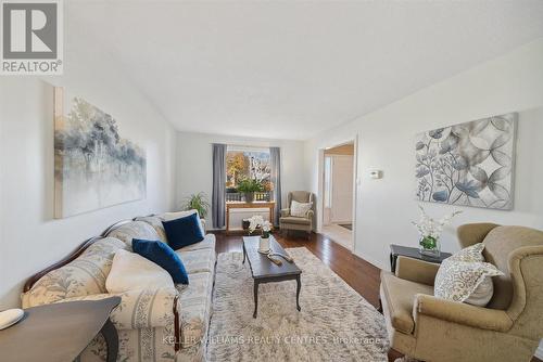 370 Erin Trail, Newmarket, ON - Indoor Photo Showing Living Room