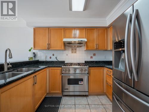 606 Heddle Crescent, Newmarket, ON - Indoor Photo Showing Kitchen With Stainless Steel Kitchen With Double Sink