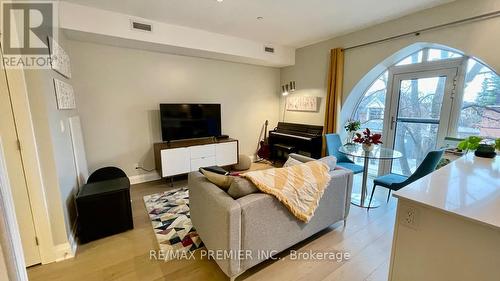 210 - 243 Perth Avenue, Toronto, ON - Indoor Photo Showing Living Room