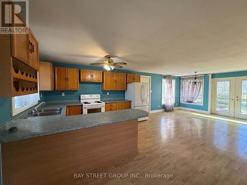 19452 Holland Landing Road, East Gwillimbury, ON - Indoor Photo Showing Kitchen With Double Sink